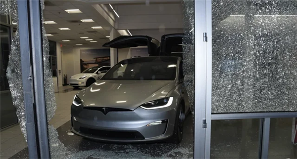 特斯拉财报太难看了 马斯克决定不在白宫蹦跶了