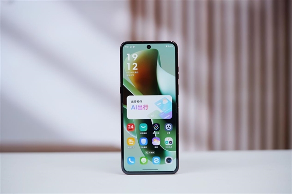 全球首款骁龙8至尊版小折叠！联想moto razr 60 Ultra图赏