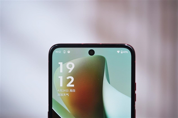 全球首款骁龙8至尊版小折叠！联想moto razr 60 Ultra图赏