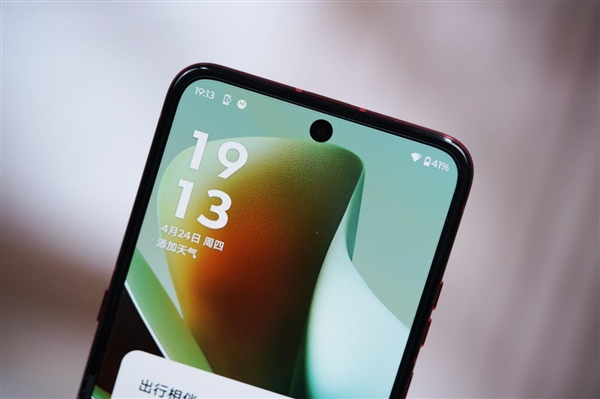 全球首款骁龙8至尊版小折叠！联想moto razr 60 Ultra图赏