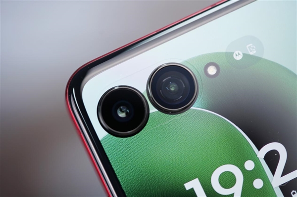 全球首款骁龙8至尊版小折叠！联想moto razr 60 Ultra图赏