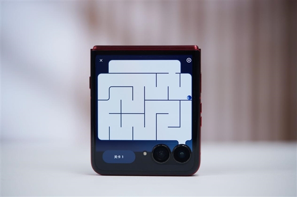 全球首款骁龙8至尊版小折叠！联想moto razr 60 Ultra图赏