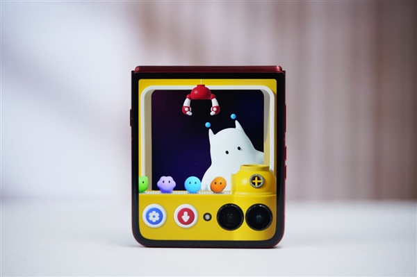 全球首款骁龙8至尊版小折叠！联想moto razr 60 Ultra图赏