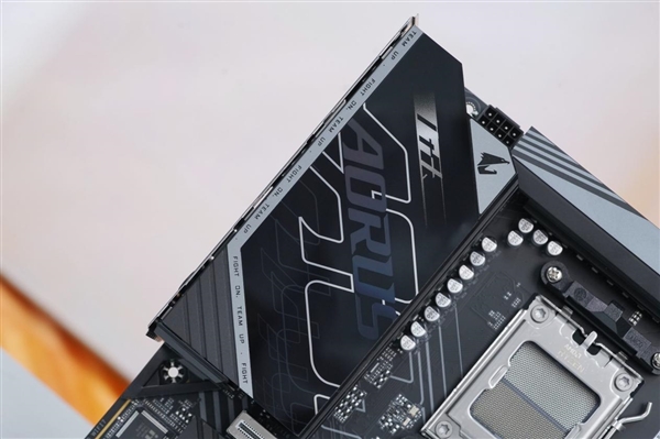 锐龙9000甜品座驾！技嘉B850M AORUS PRO WIFI7主板图赏