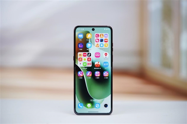 全球首款骁龙8至尊版小折叠！联想moto razr 60 Ultra图赏