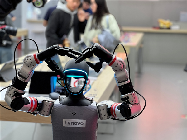 联想门店神秘人形机器人曝光 竟是首位入职的“硅基员工”