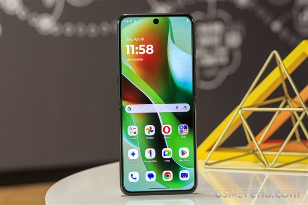 全球首款骁龙8至尊版小折叠！联想moto razr 60 Ultra发布