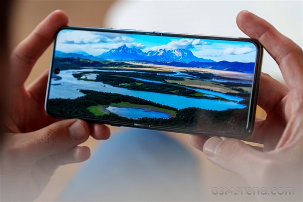 全球首款骁龙8至尊版小折叠！联想moto razr 60 Ultra发布