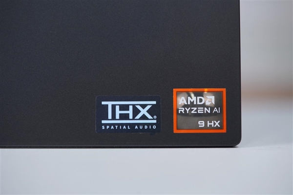 RTX 5090游戏利器！雷蛇灵刃16 2025游戏本图赏