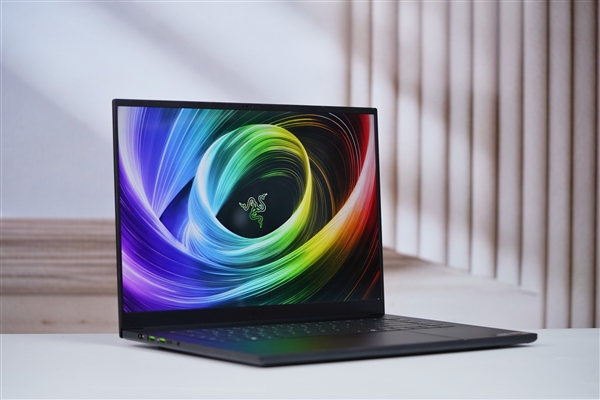 RTX 5090游戏利器！雷蛇灵刃16 2025游戏本图赏