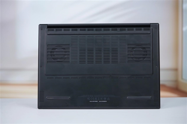 RTX 5090游戏利器！雷蛇灵刃16 2025游戏本图赏