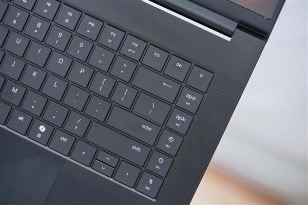 RTX 5090游戏利器！雷蛇灵刃16 2025游戏本图赏