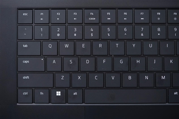 RTX 5090游戏利器！雷蛇灵刃16 2025游戏本图赏