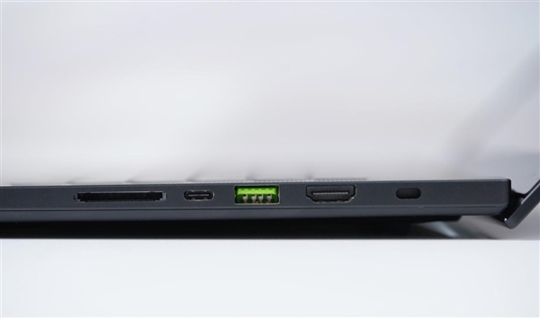 RTX 5090游戏利器！雷蛇灵刃16 2025游戏本图赏