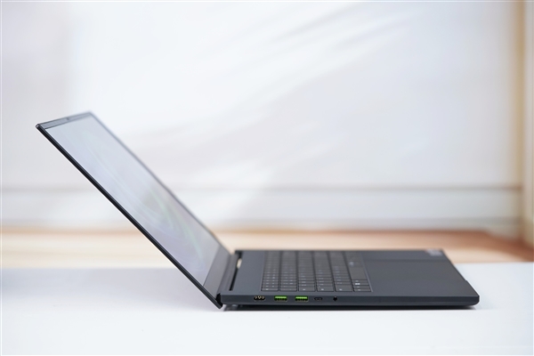 RTX 5090游戏利器！雷蛇灵刃16 2025游戏本图赏