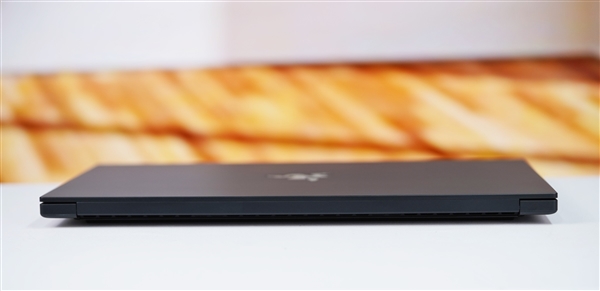 RTX 5090游戏利器！雷蛇灵刃16 2025游戏本图赏