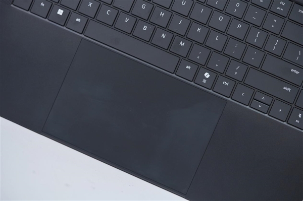 RTX 5090游戏利器！雷蛇灵刃16 2025游戏本图赏