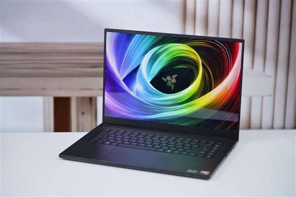 RTX 5090游戏利器！雷蛇灵刃16 2025游戏本图赏