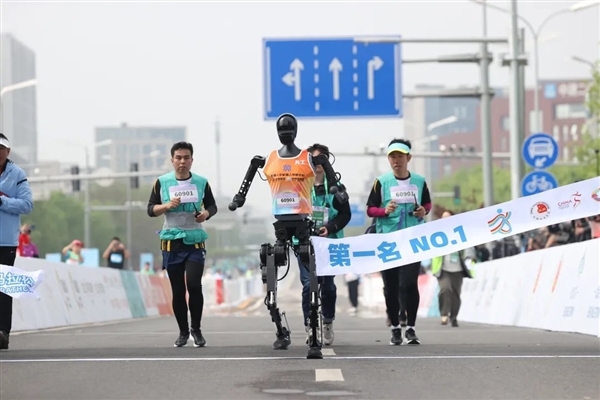 天工Ultra半马冠军原型机被拍101万元  客服：不带奖牌