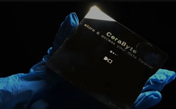 完爆SSD/HDD！新型玻璃硬盘寿命可达5000年：放入盐水中煮沸、烤箱烘烤完好无损