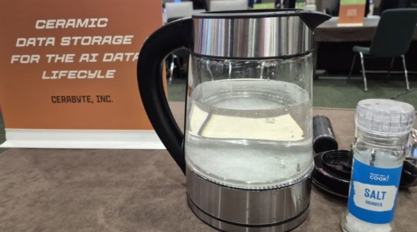 完爆SSD/HDD！新型玻璃硬盘寿命可达5000年：放入盐水中煮沸、烤箱烘烤完好无损