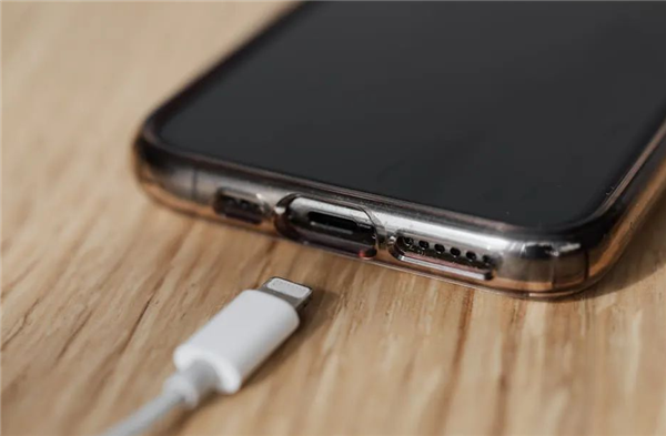 手机电量1%时“比失恋还难受” 为何会有电量焦虑