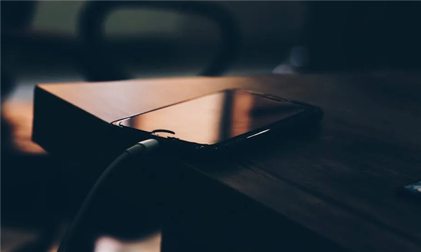 手机电量1%时“比失恋还难受” 为何会有电量焦虑