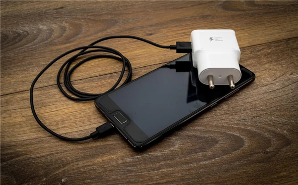 手机电量1%时“比失恋还难受” 为何会有电量焦虑