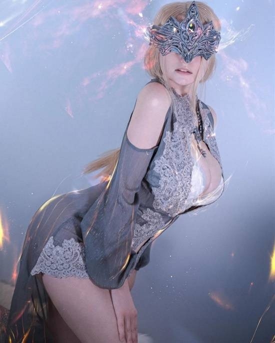 美国小姐姐Cos《黑暗之魂3》防火女 身材很吸睛