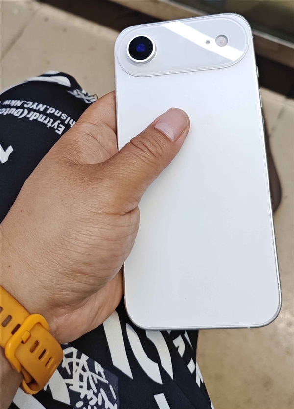 iPhone 17 Air设计致敬谷歌Pixel！谷歌发广告暗讽