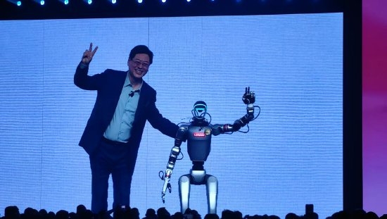 杨元庆亲自挂工牌的硅基员工是“人精”  直言只想上班陪CEO打太极