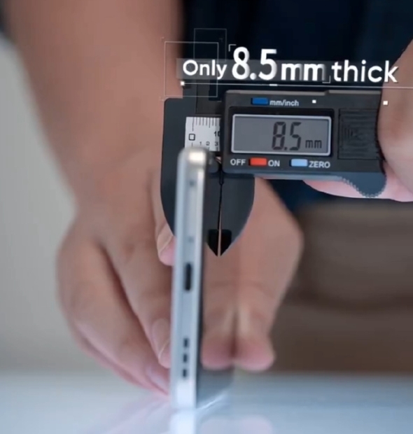 真我10000mAh概念机开箱：巨大电池填满机身