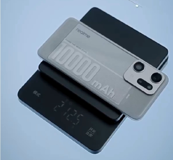 真我10000mAh概念机开箱：巨大电池填满机身