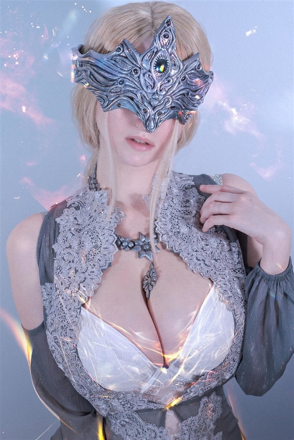 美国小姐姐Cos《黑暗之魂3》防火女 身材很吸睛