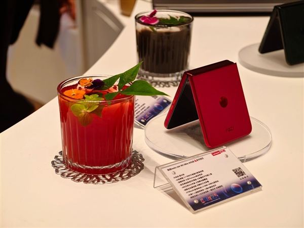 国补价5499元起！联想moto razr 60 Ultra发布：首款骁龙8至尊版小折叠