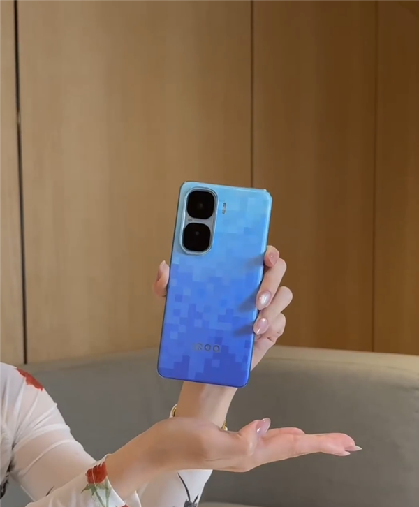 iQOO Neo10 Pro+新配色真机全网首曝：首次与宝马合作 致敬像素游戏文化