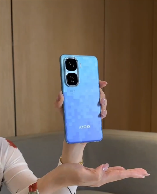 iQOO Neo10 Pro+新配色真机全网首曝：首次与宝马合作 致敬像素游戏文化