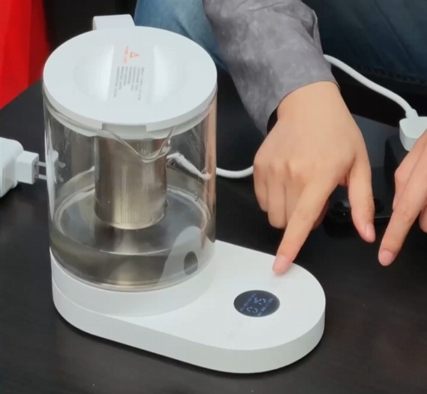 王腾爆改REDMI Turbo 4 Pro：烧水壶、电风扇插手机上取电