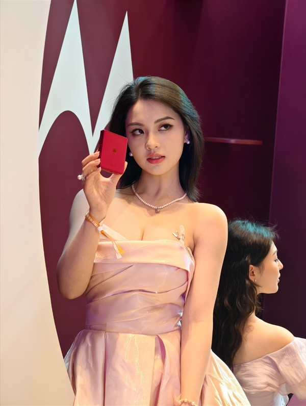 国补价5499元起！联想moto razr 60 Ultra发布：首款骁龙8至尊版小折叠