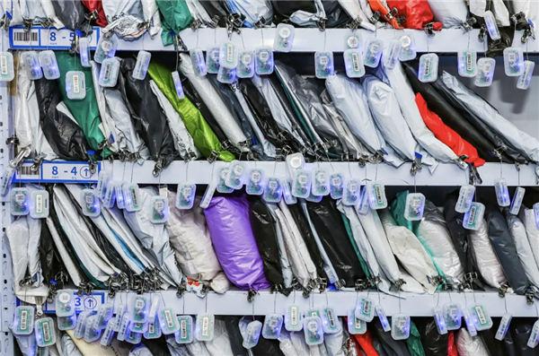 再也不用翻取件码了！支付宝推出碰一下取快递功能