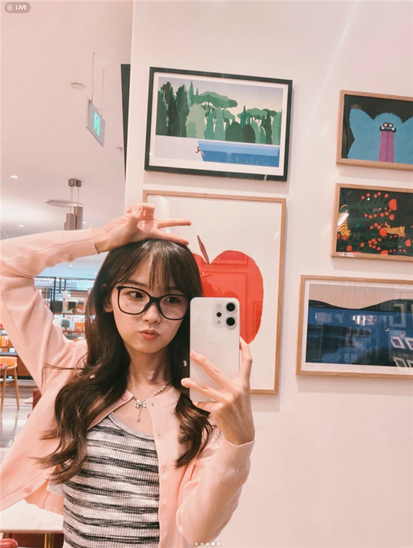 王冰冰手持OPPO Reno14晒自拍：人鱼姬配色 这颜值太梦幻