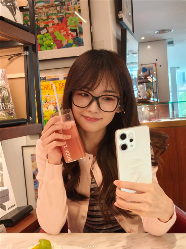 王冰冰手持OPPO Reno14晒自拍：人鱼姬配色 这颜值太梦幻