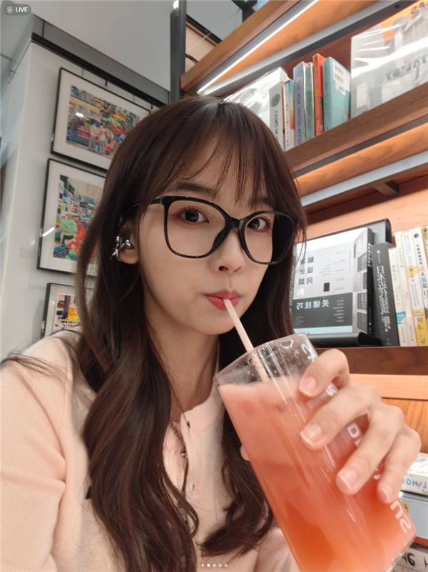 王冰冰手持OPPO Reno14晒自拍：人鱼姬配色 这颜值太梦幻