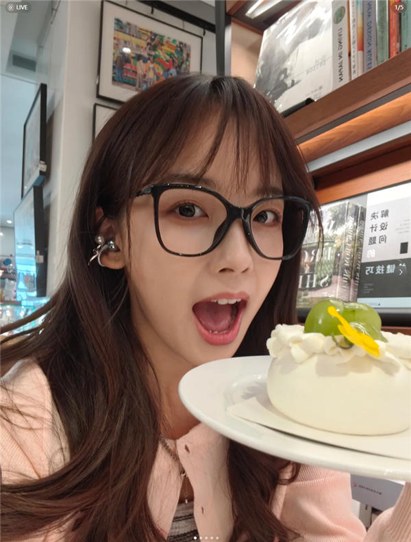 王冰冰手持OPPO Reno14晒自拍：人鱼姬配色 这颜值太梦幻