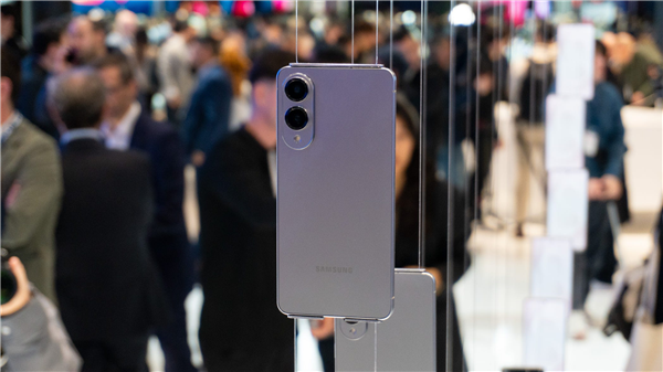 不用苦等iPhone 17：两大安卓旗舰明天同日登场！