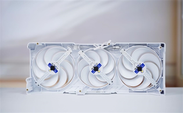 碾压RTX 5060 Ti！蓝宝石RX 9070 GRE GAMING OC 12GB DUAL显卡图赏