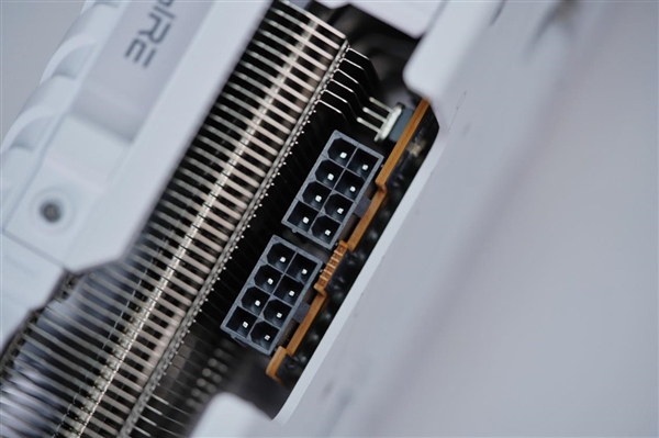 碾压RTX 5060 Ti！蓝宝石RX 9070 GRE GAMING OC 12GB DUAL显卡图赏