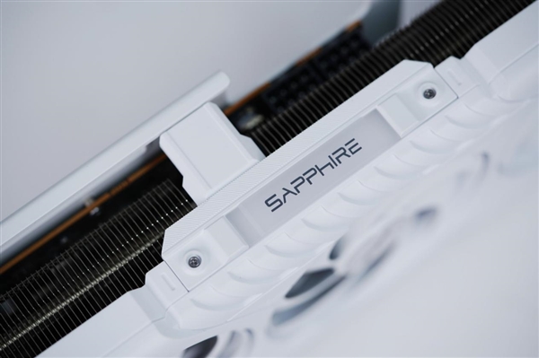 碾压RTX 5060 Ti！蓝宝石RX 9070 GRE GAMING OC 12GB DUAL显卡图赏