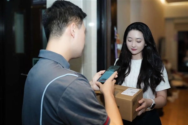 天猫618 3C国补首单送达：东莞小姐姐买了一部手机