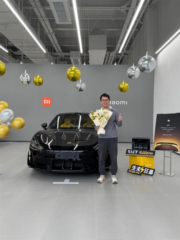 王腾喜提爱车：碳纤维双风道版小米SU7 Ultra！网友直呼巨帅 4.2万选配没白花